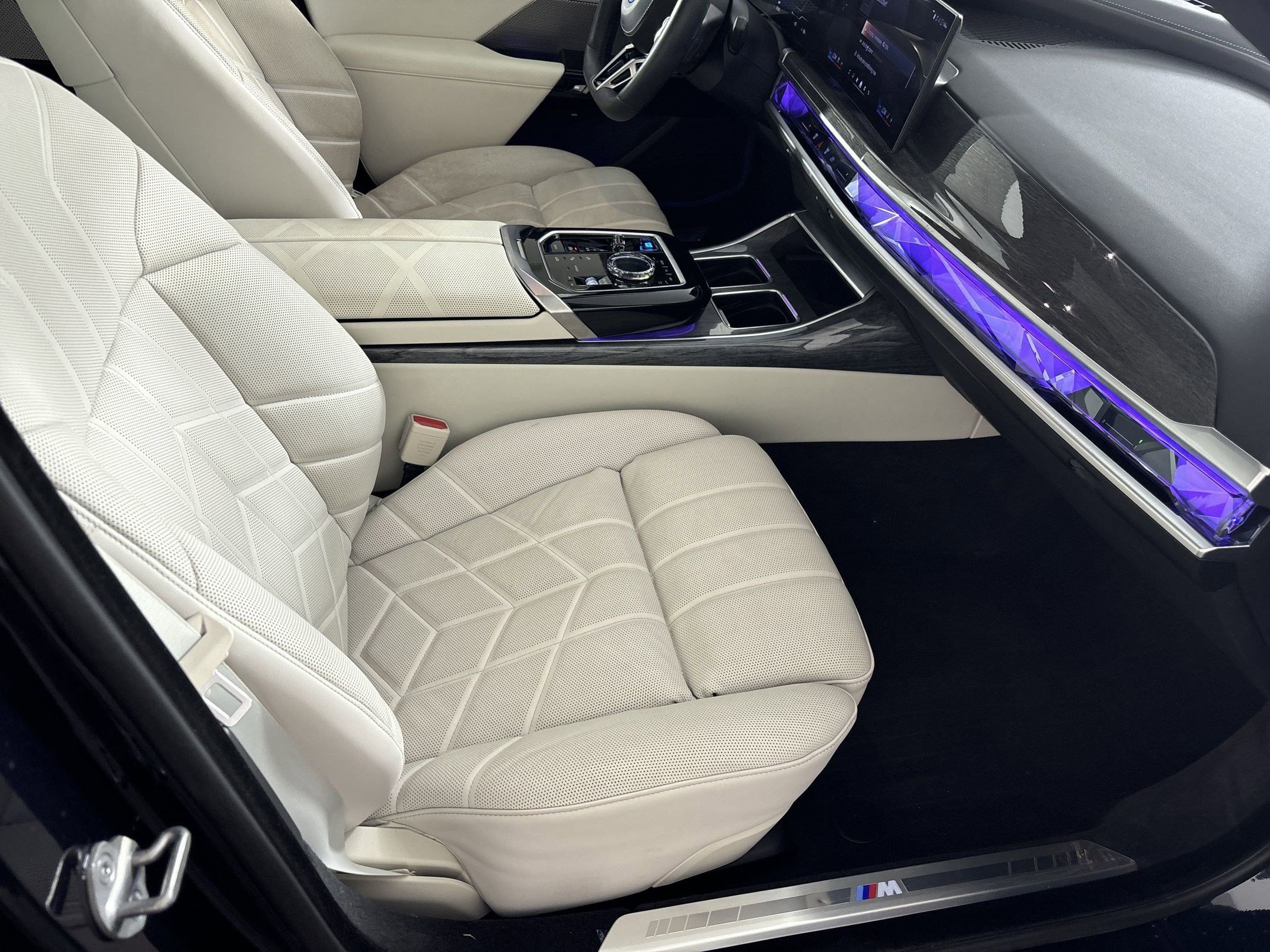 Certified 2024 BMW i7 xDrive60 w/ Premium Package image 31