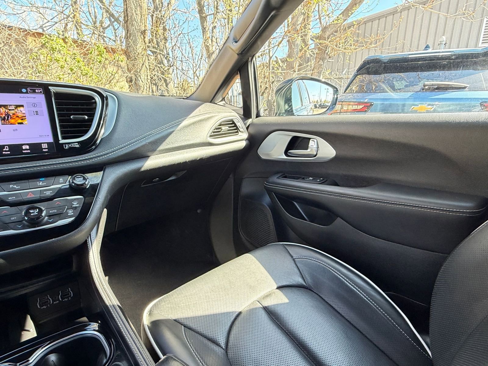 Used 2025 Chrysler Pacifica Limited image 35
