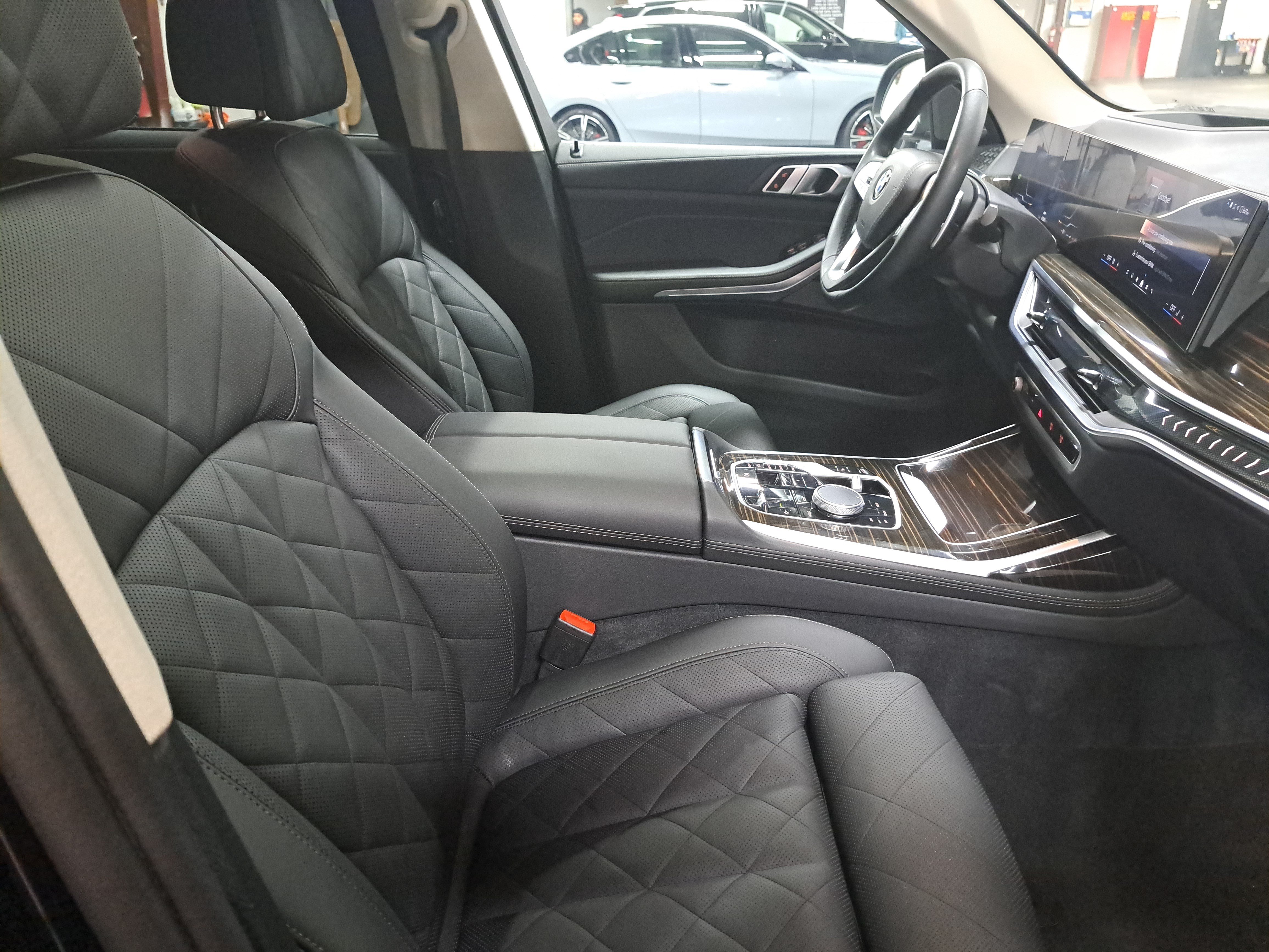 Used 2025 BMW X7 xDrive40i w/ Premium Package AWD/4WD image 10