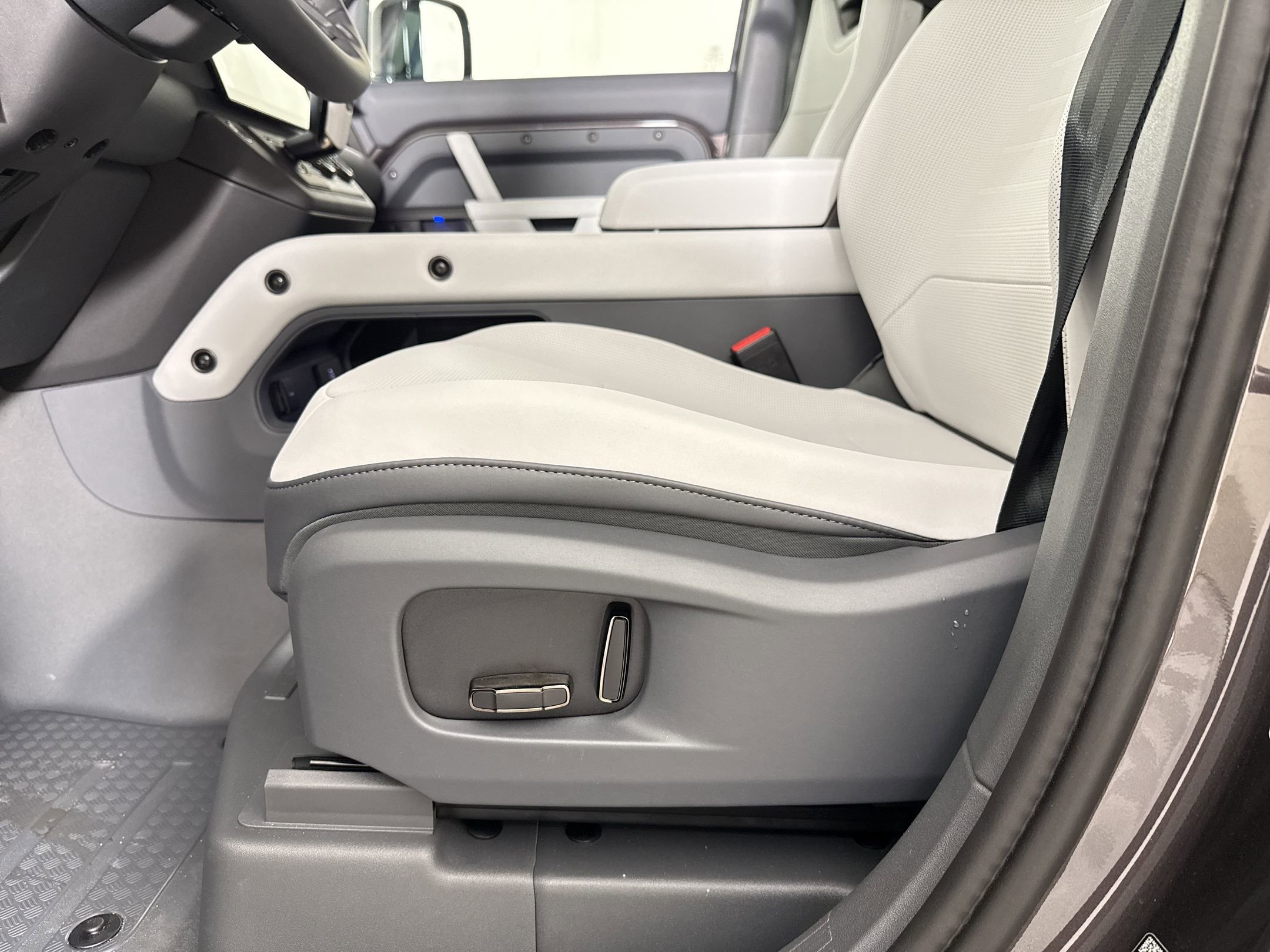 New 2026 Land Rover Defender 110 OCTA image 13