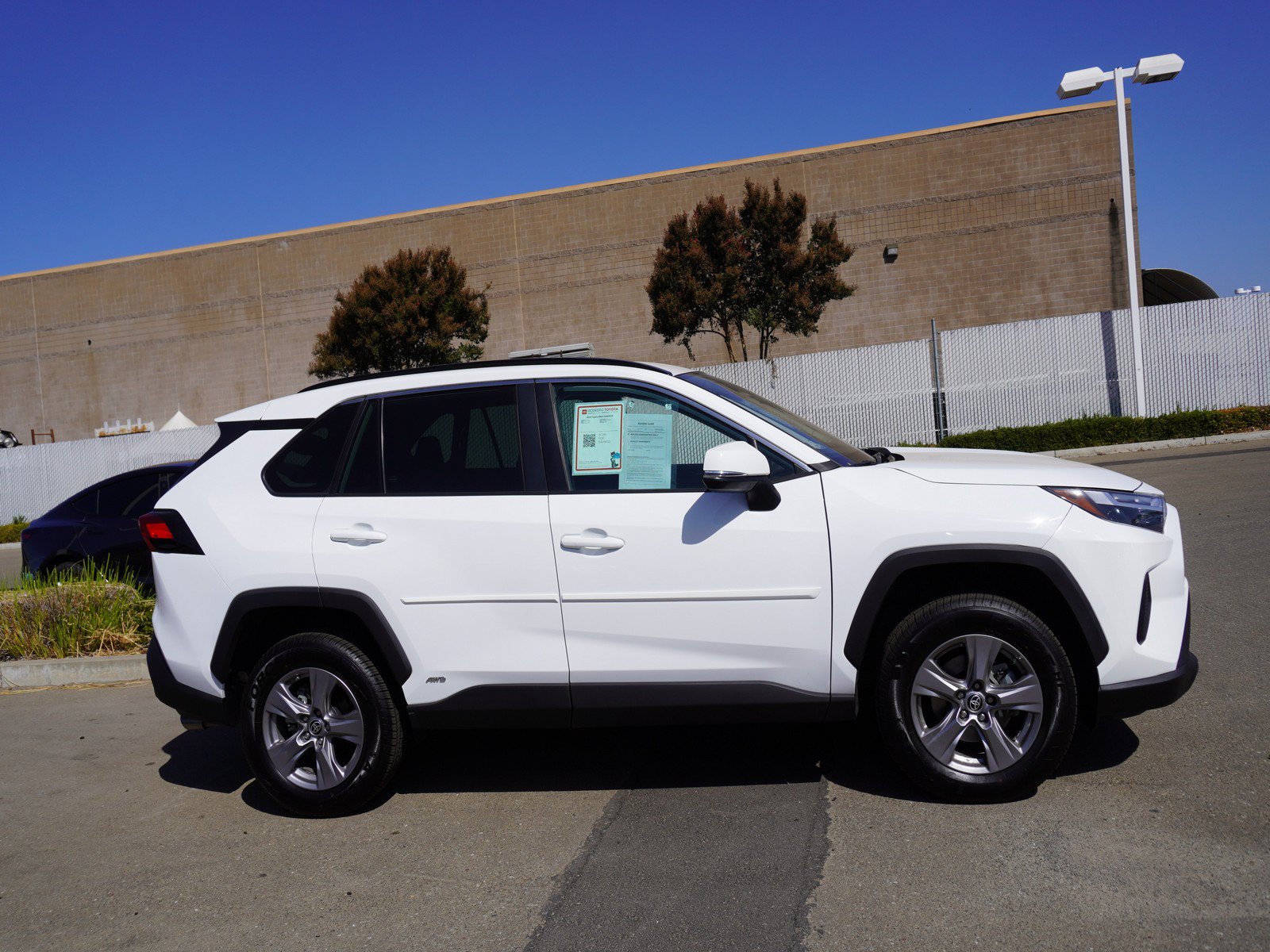 Used 2023 Toyota RAV4 LE AWD/4WD image 4