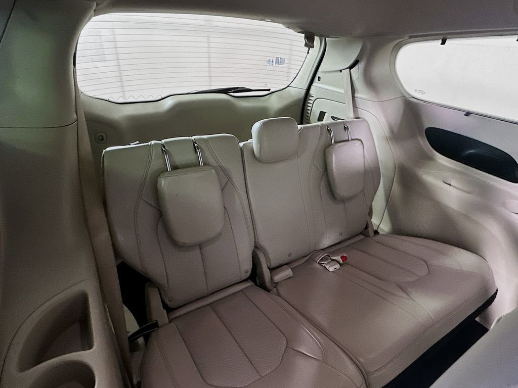Used 2021 Chrysler Pacifica Touring-L image 26