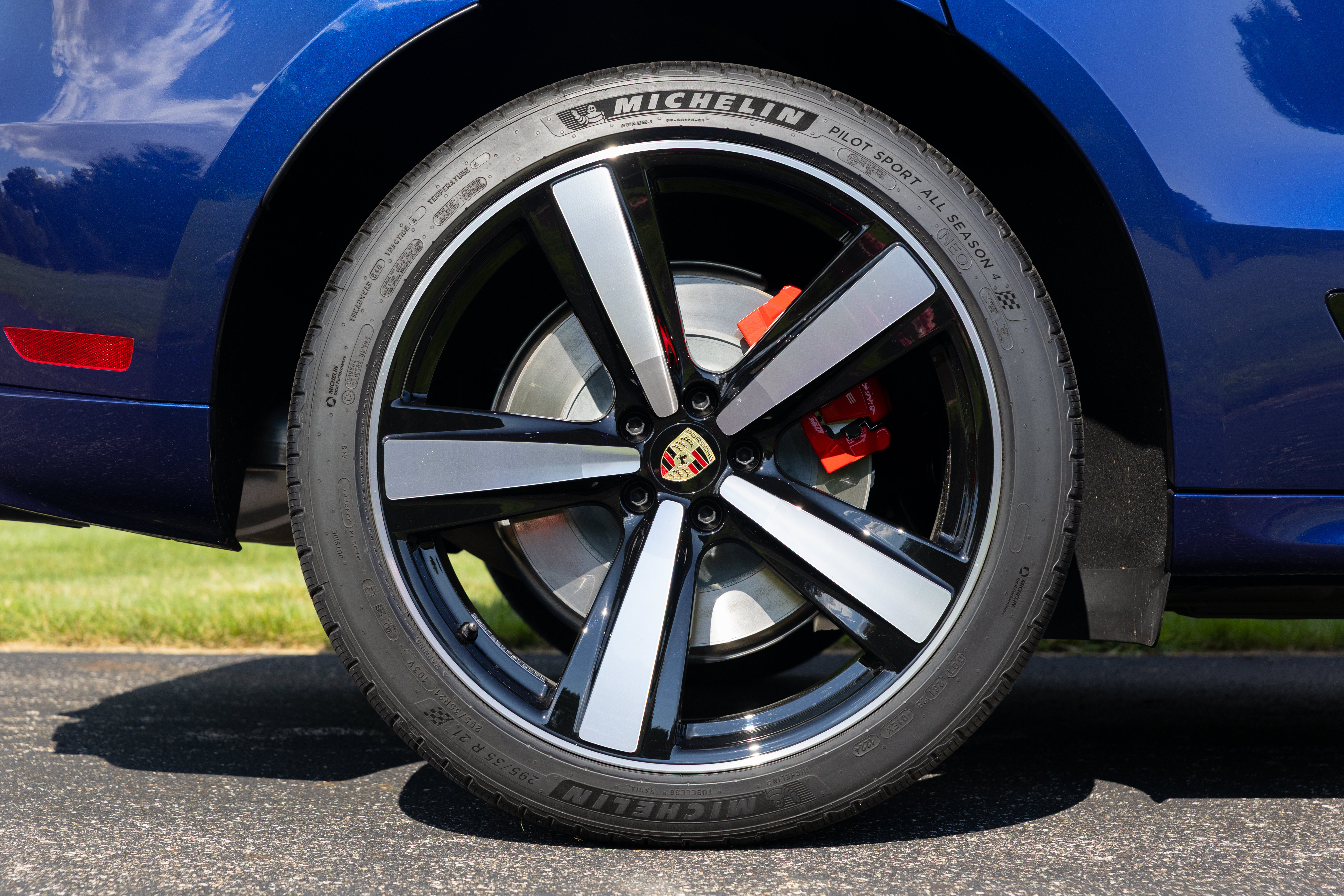 Used 2024 Porsche Macan GTS AWD/4WD image 30