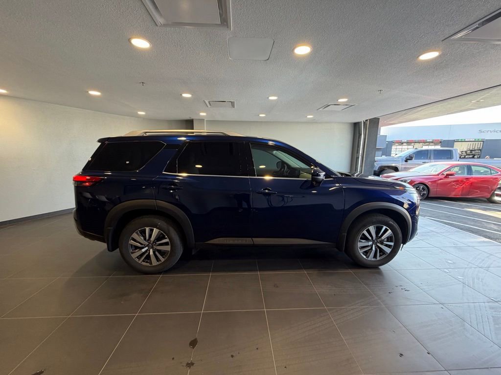 Used 2025 Nissan Pathfinder SL image 4