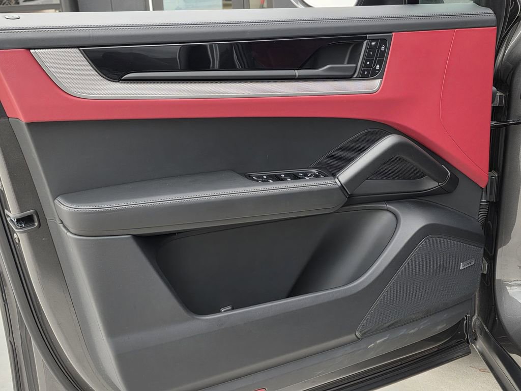 Certified 2025 Porsche Cayenne Coupe image 18