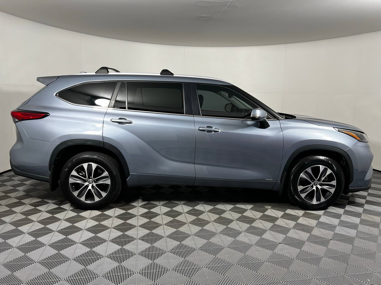 Certified 2023 Toyota Highlander XLE image 4