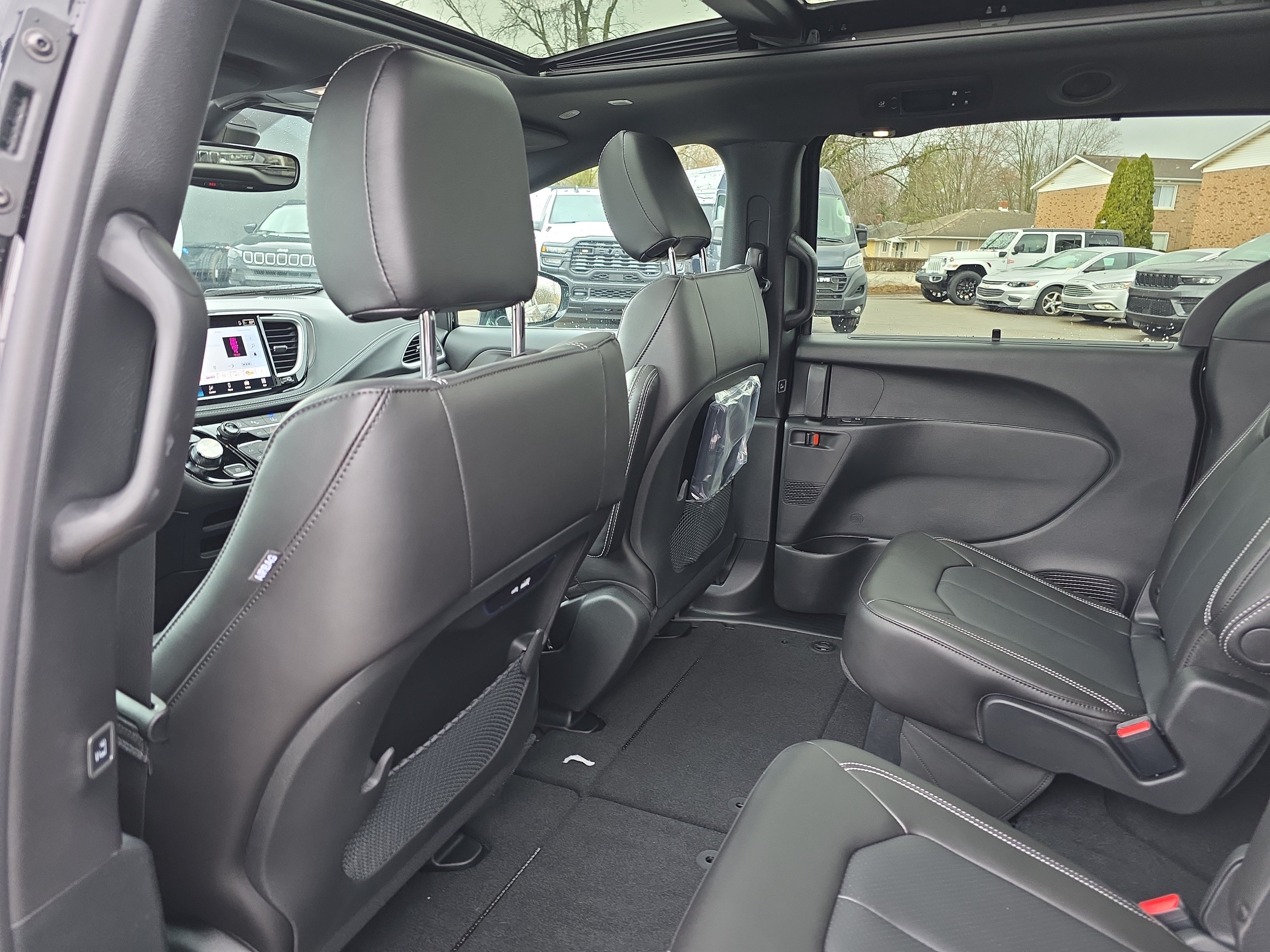 New 2026 Chrysler Pacifica Select AWD/4WD image 15