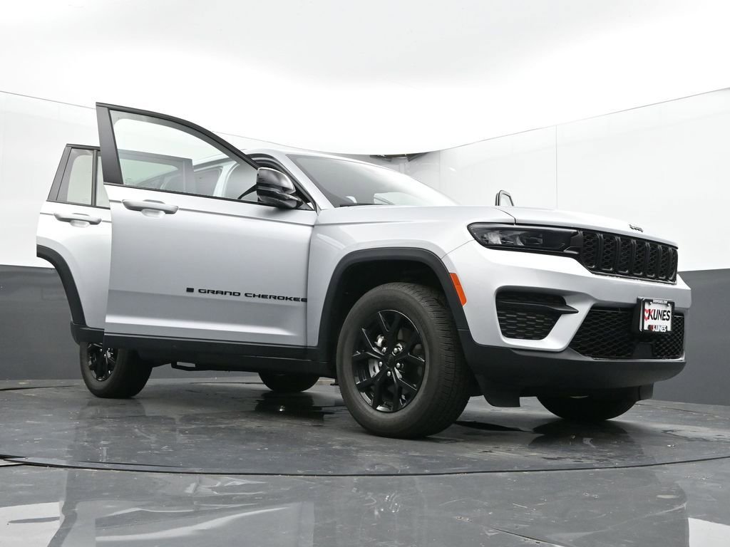 Used 2024 Jeep Grand Cherokee Altitude image 69