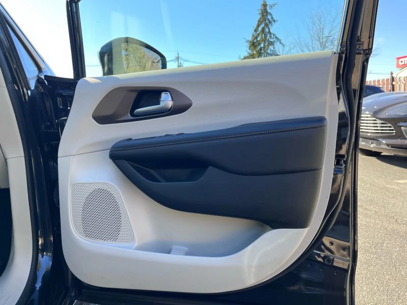 Used 2018 Chrysler Pacifica Touring-L Plus w/ Advanced Safetytec Group image 16