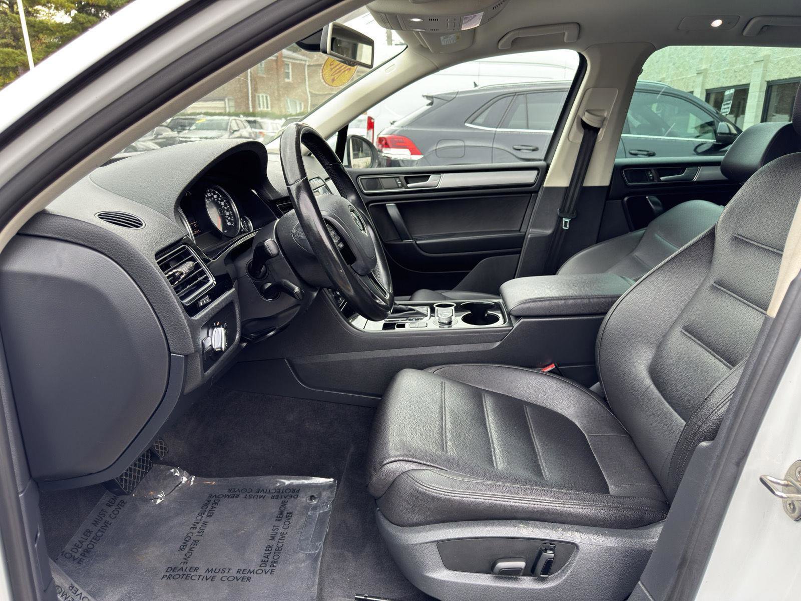 Used 2015 Volkswagen Touareg Sport image 25