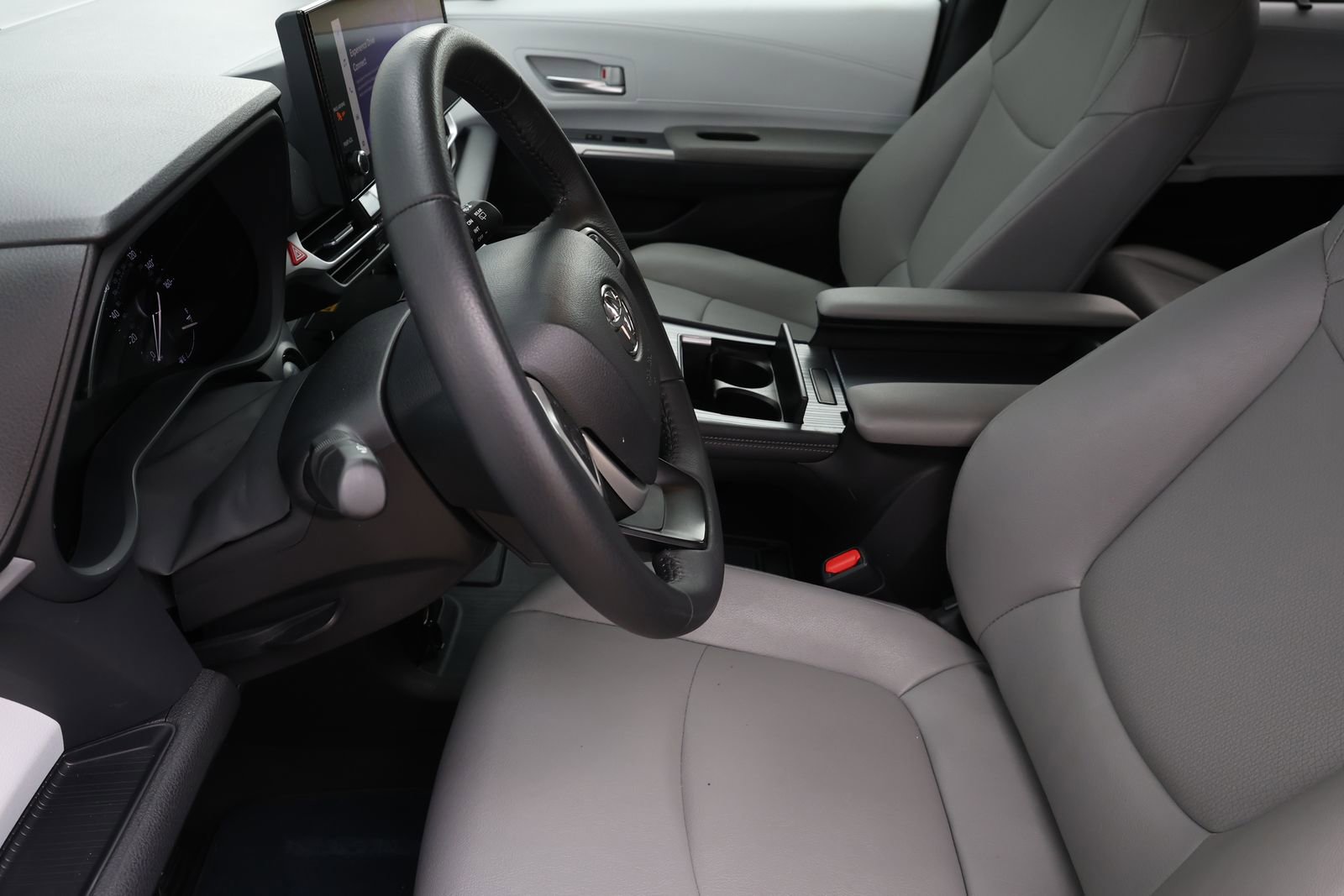 Used 2025 Toyota Sienna XLE image 14