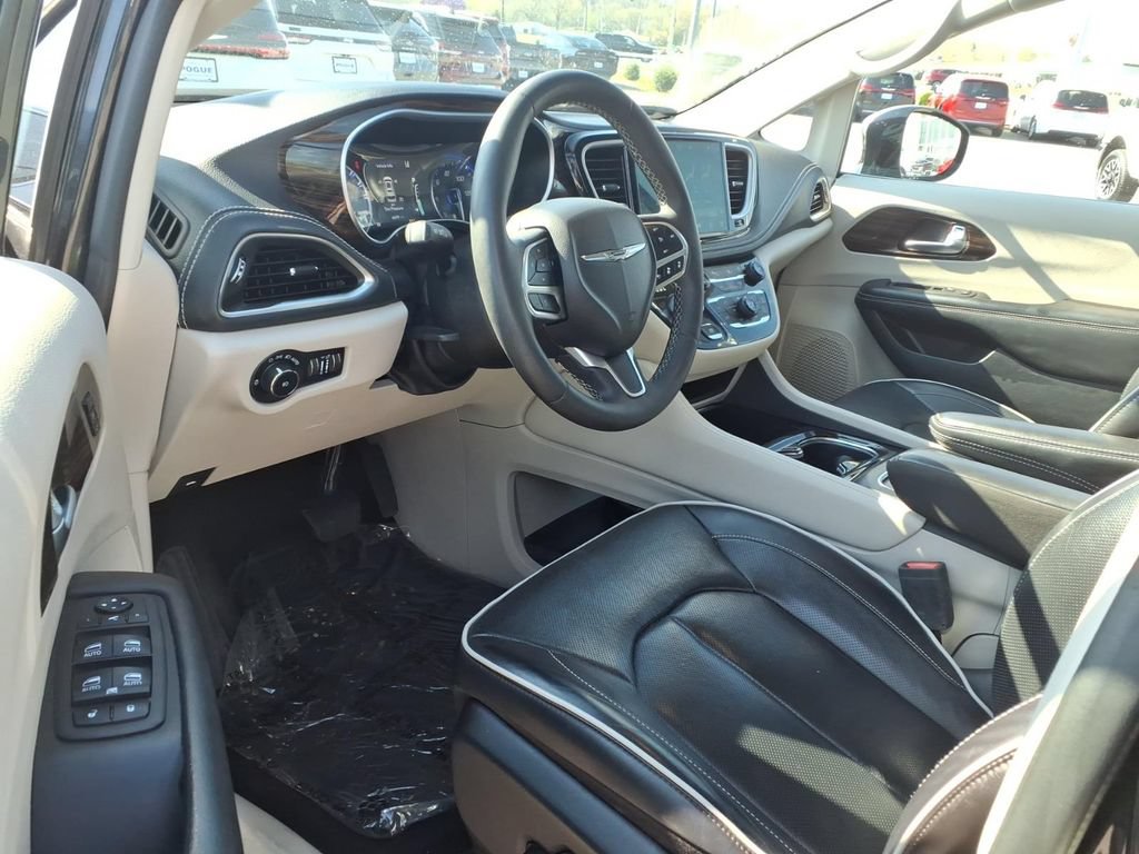 Used 2023 Chrysler Pacifica Limited FWD image 6