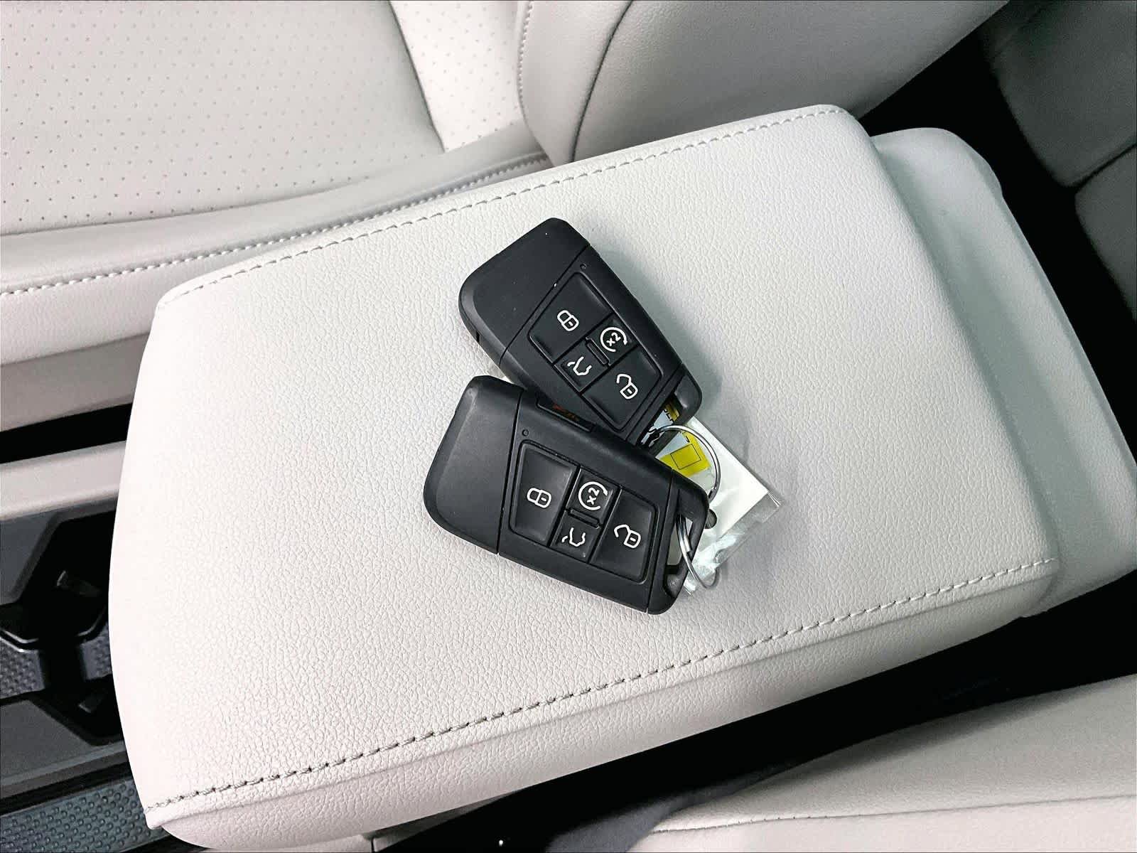 Used 2023 Volkswagen Tiguan SE R-Line FWD image 13