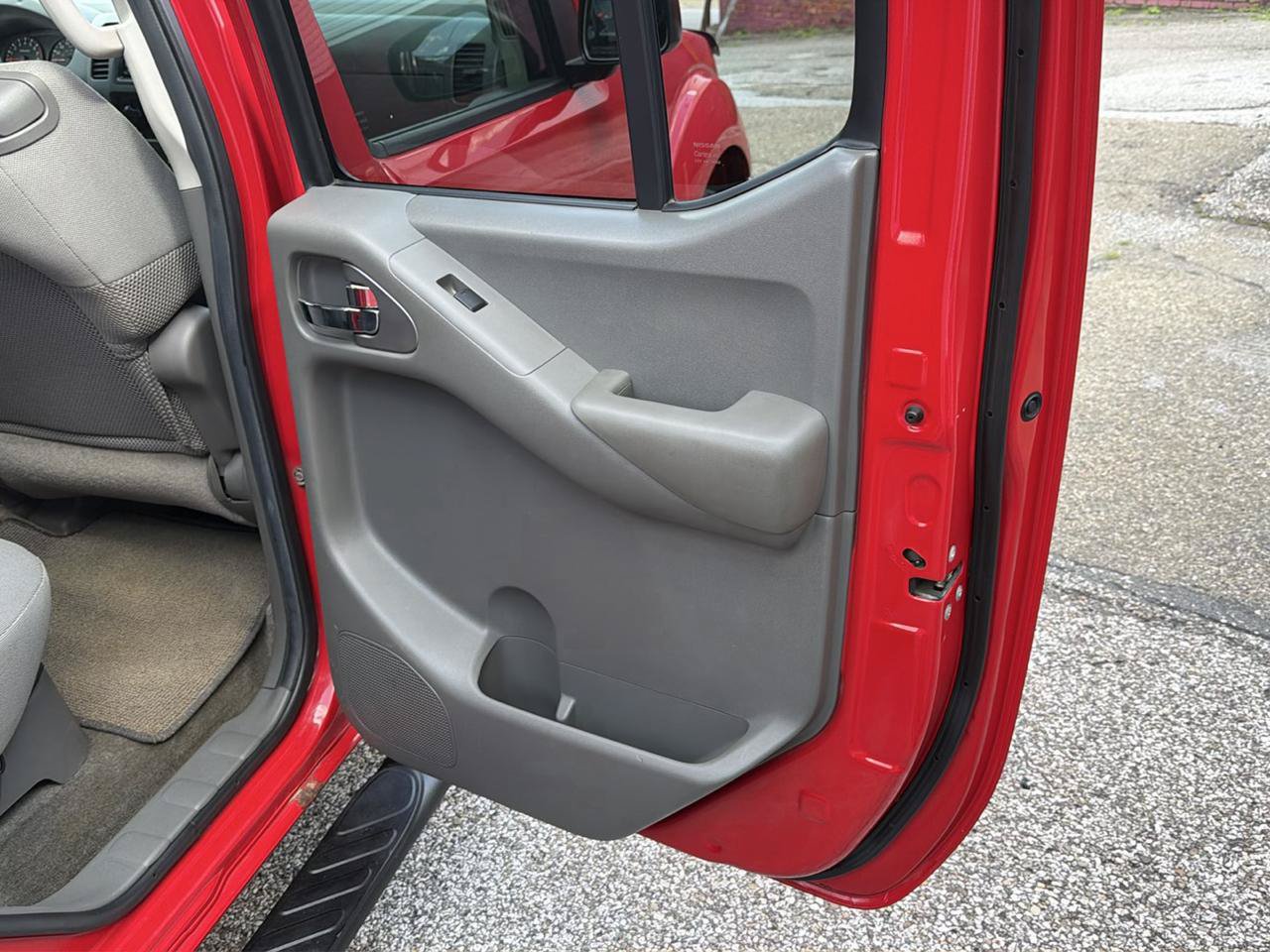 Used 2005 Nissan Frontier SE w/ (P01) Power Pkg AWD/4WD image 28