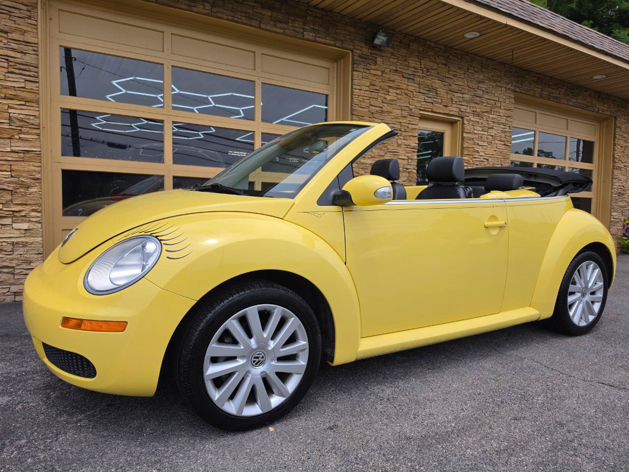 Used 2008 Volkswagen Beetle SE FWD image 3