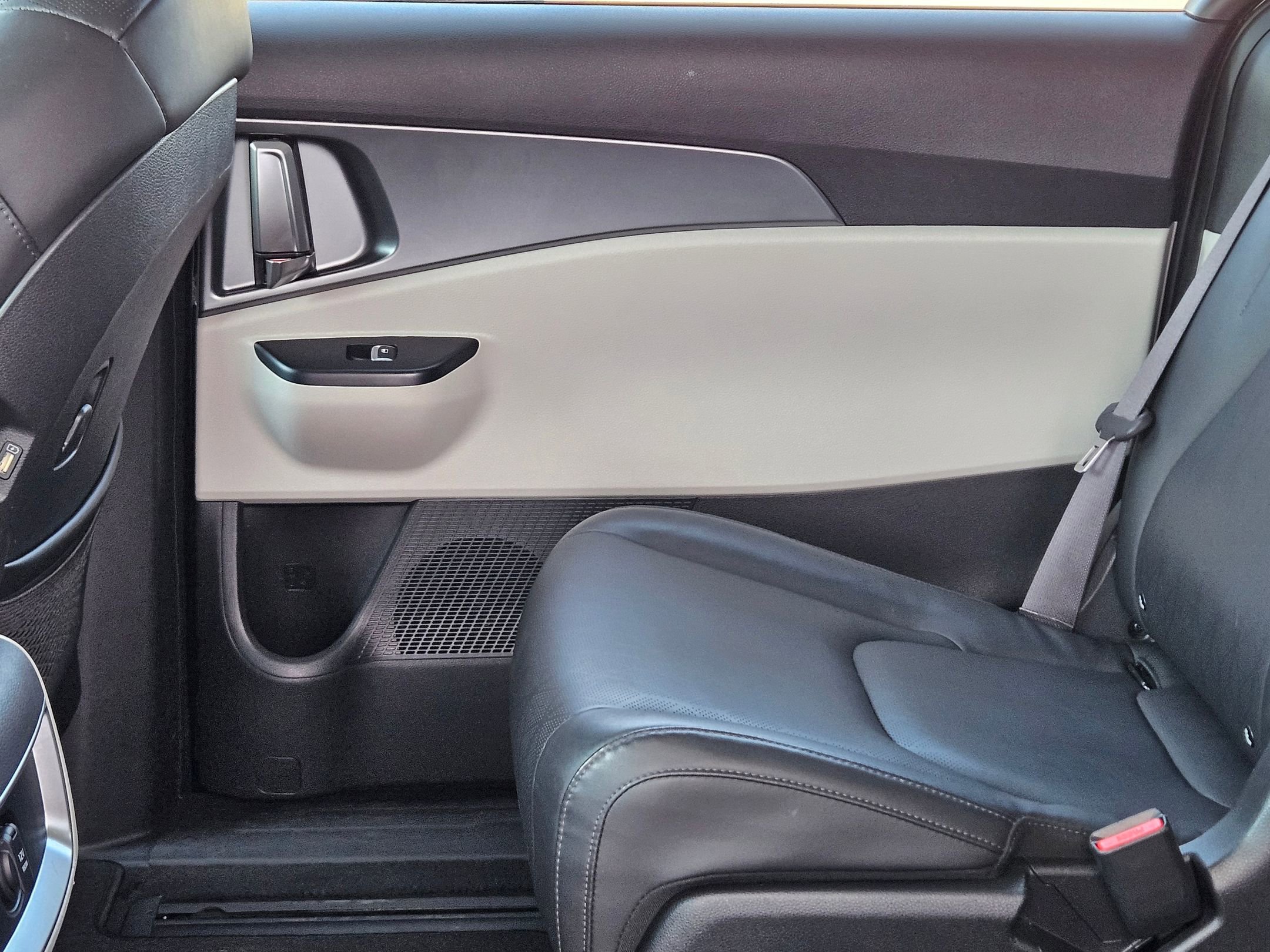 Used 2024 Kia Carnival LX FWD image 22