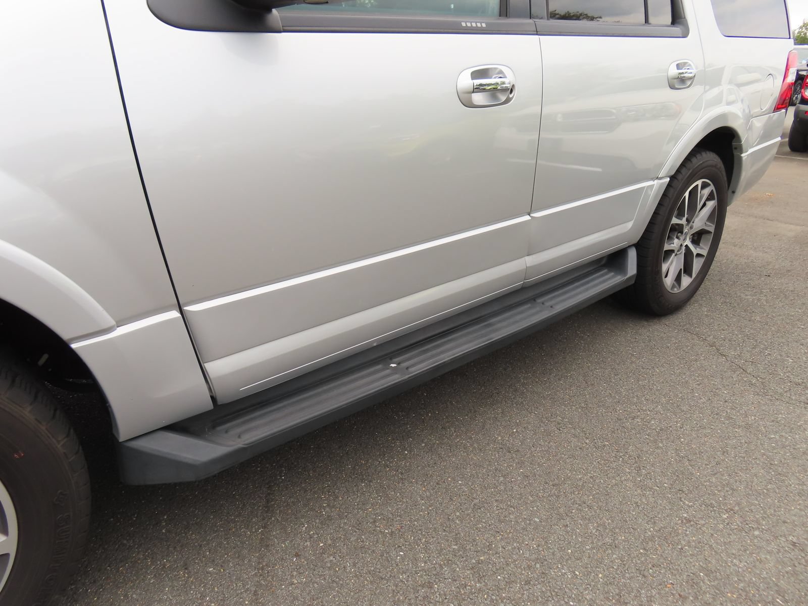 Used 2017 Ford Expedition XLT w/ Equipment Group 201A RWD image 12