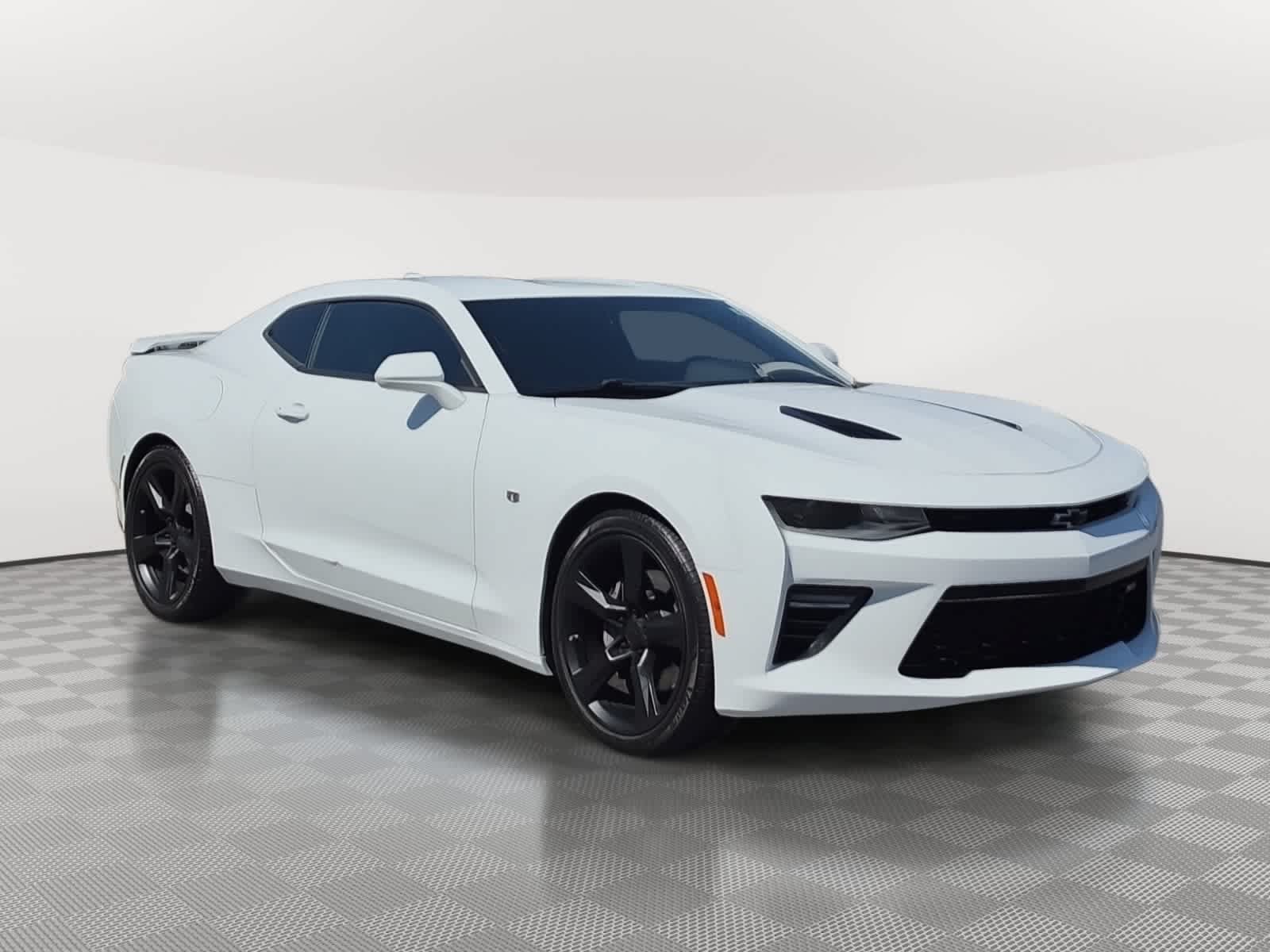 Used 2018 Chevrolet Camaro SS RWD image 3