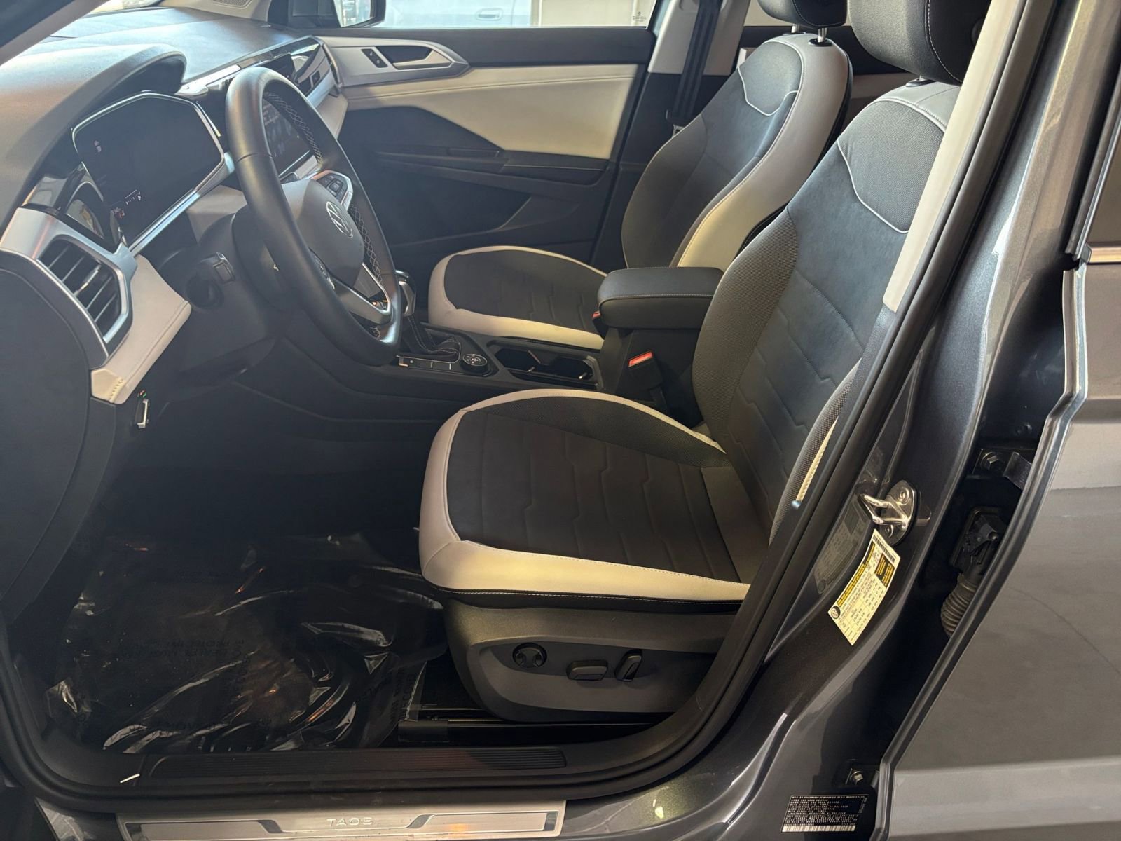 Used 2025 Volkswagen Taos SE image 32