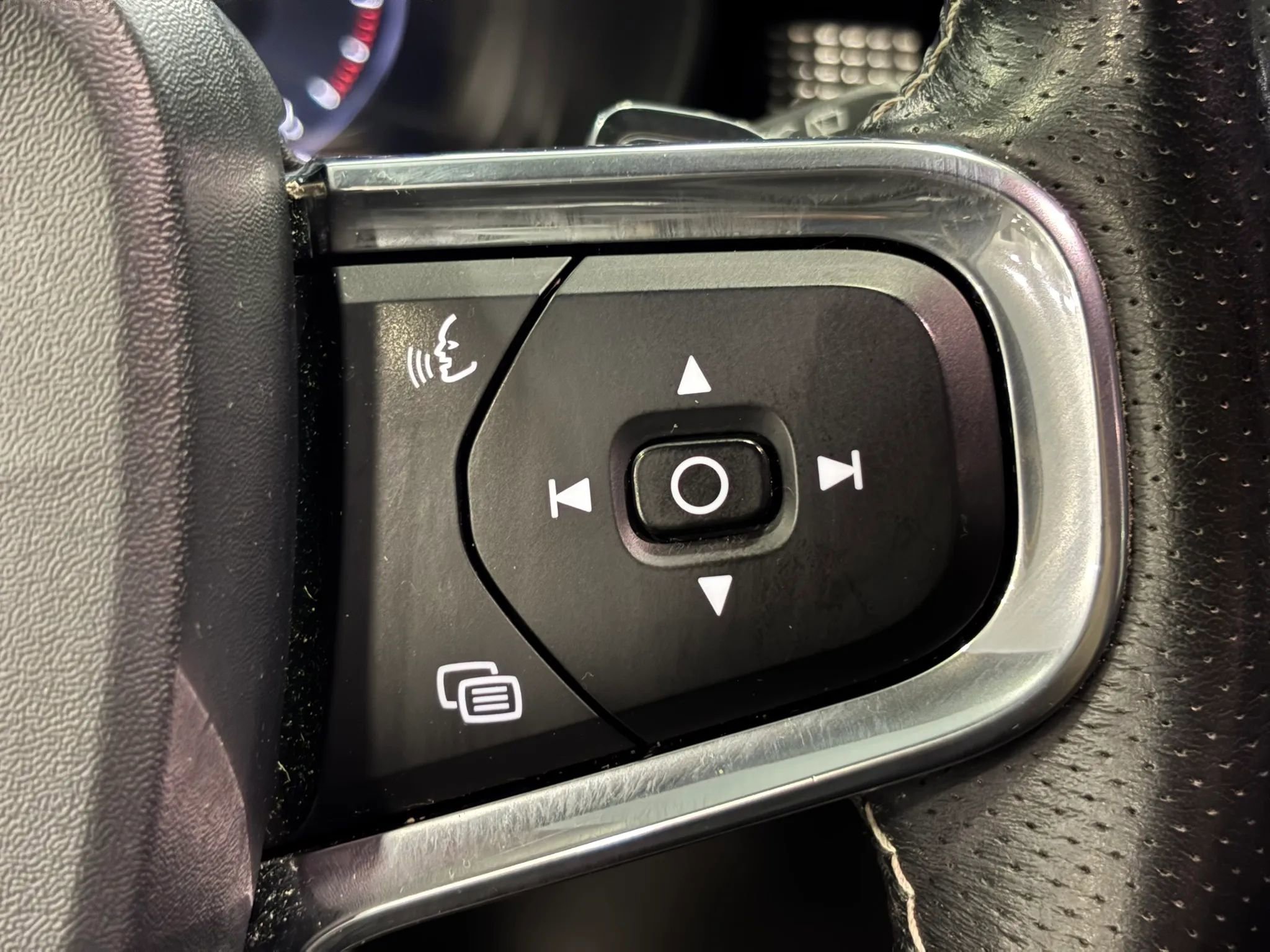 Used 2020 Volvo XC40 T4 R-Design FWD image 29