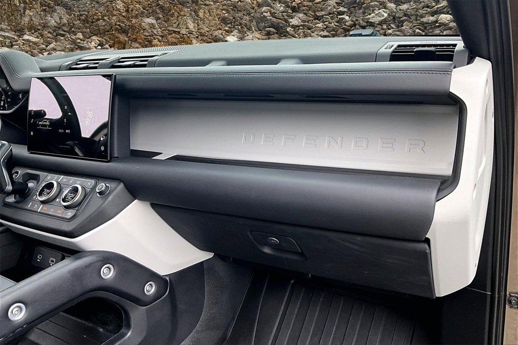 Used 2024 Land Rover Defender 110 SE image 14