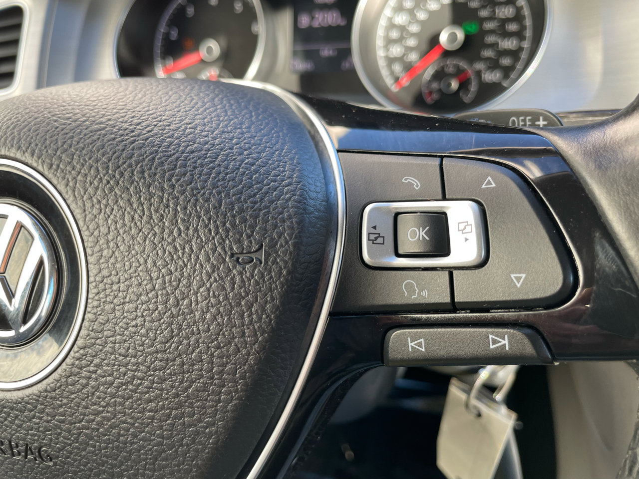 Used 2015 Volkswagen Golf S image 23