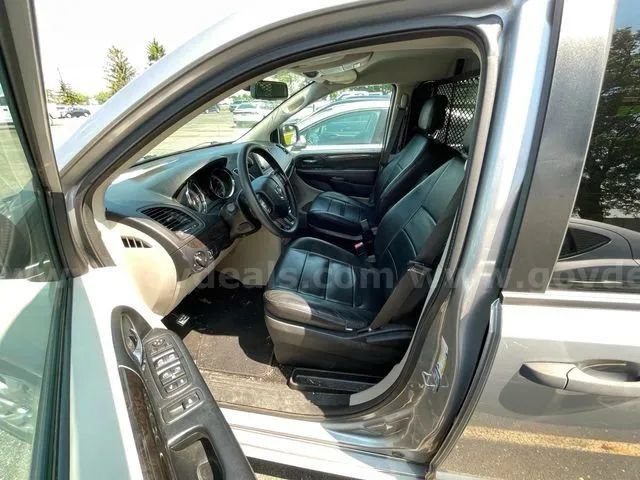 Used 2019 Dodge Grand Caravan SE FWD image 12