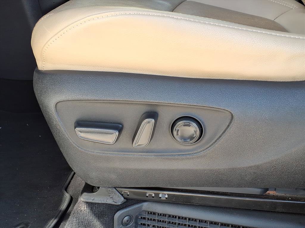 Used 2022 Toyota Sienna Limited image 16