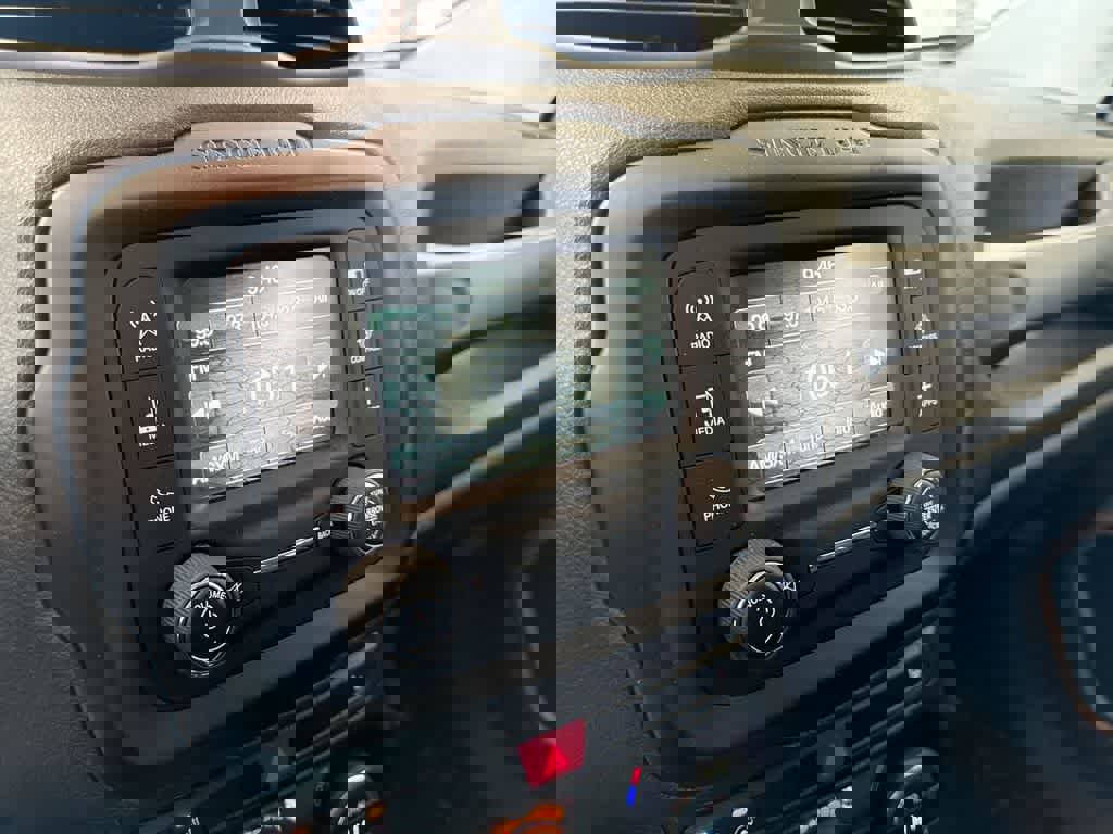 Used 2016 Jeep Renegade Latitude w/ Popular Equipment Group image 30