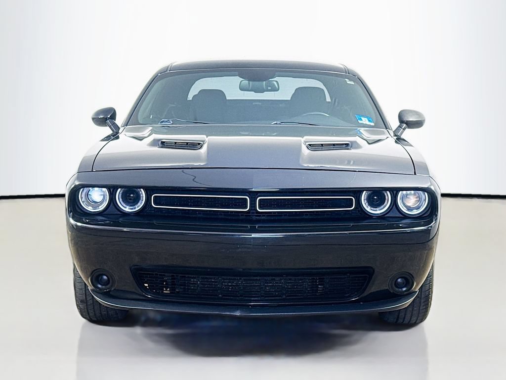Used 2016 Dodge Challenger SXT RWD image 2