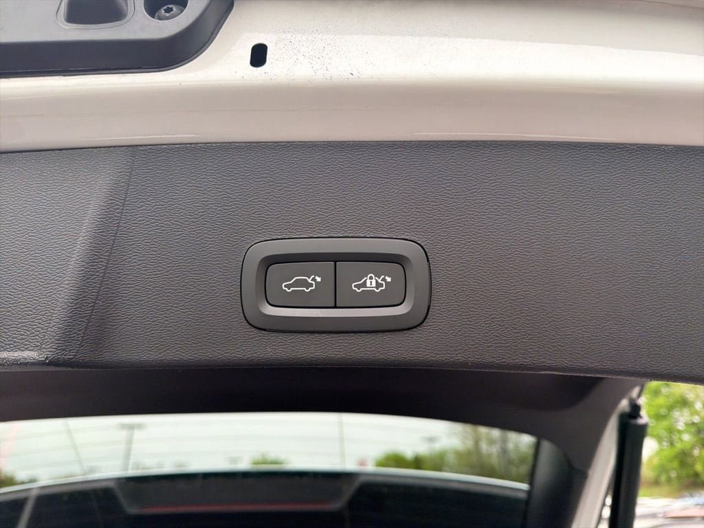 Used 2023 Volvo XC40 B5 Plus AWD/4WD image 9