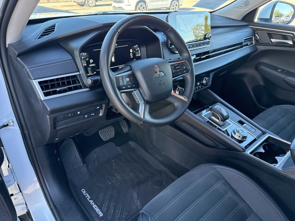 Used 2025 Mitsubishi Outlander SE image 19