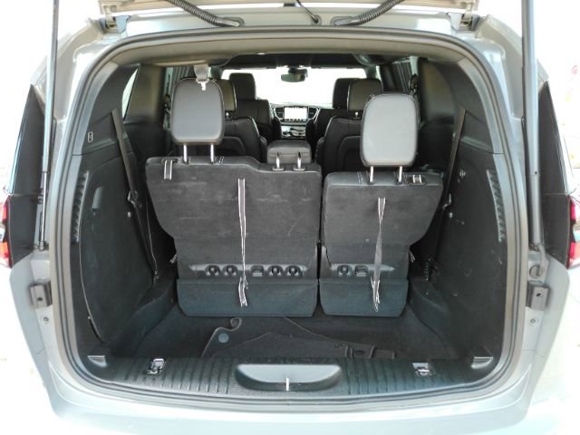 Used 2025 Chrysler Pacifica Select image 26