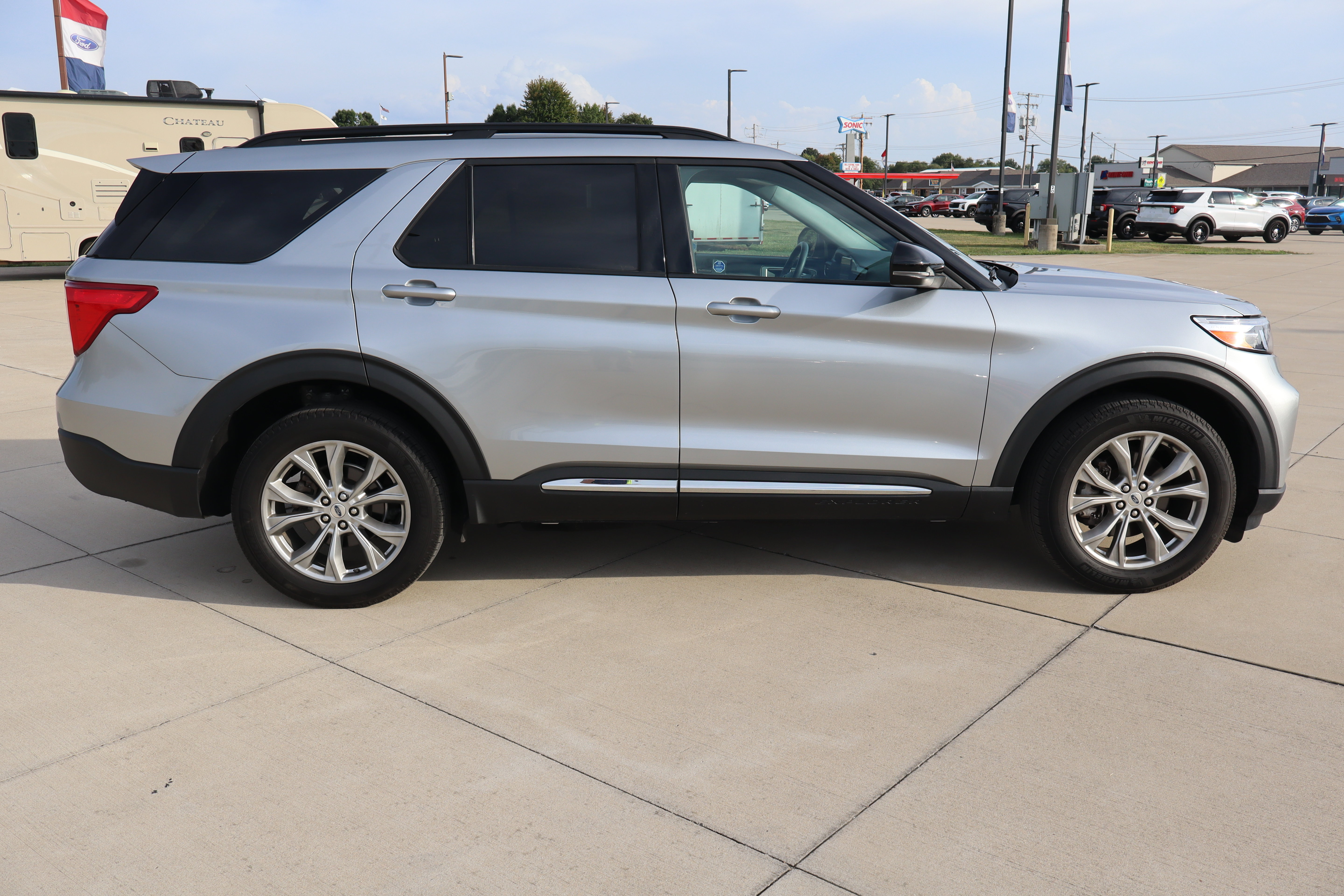Used 2024 Ford Explorer XLT w/ Equipment Group 202A AWD/4WD image 5