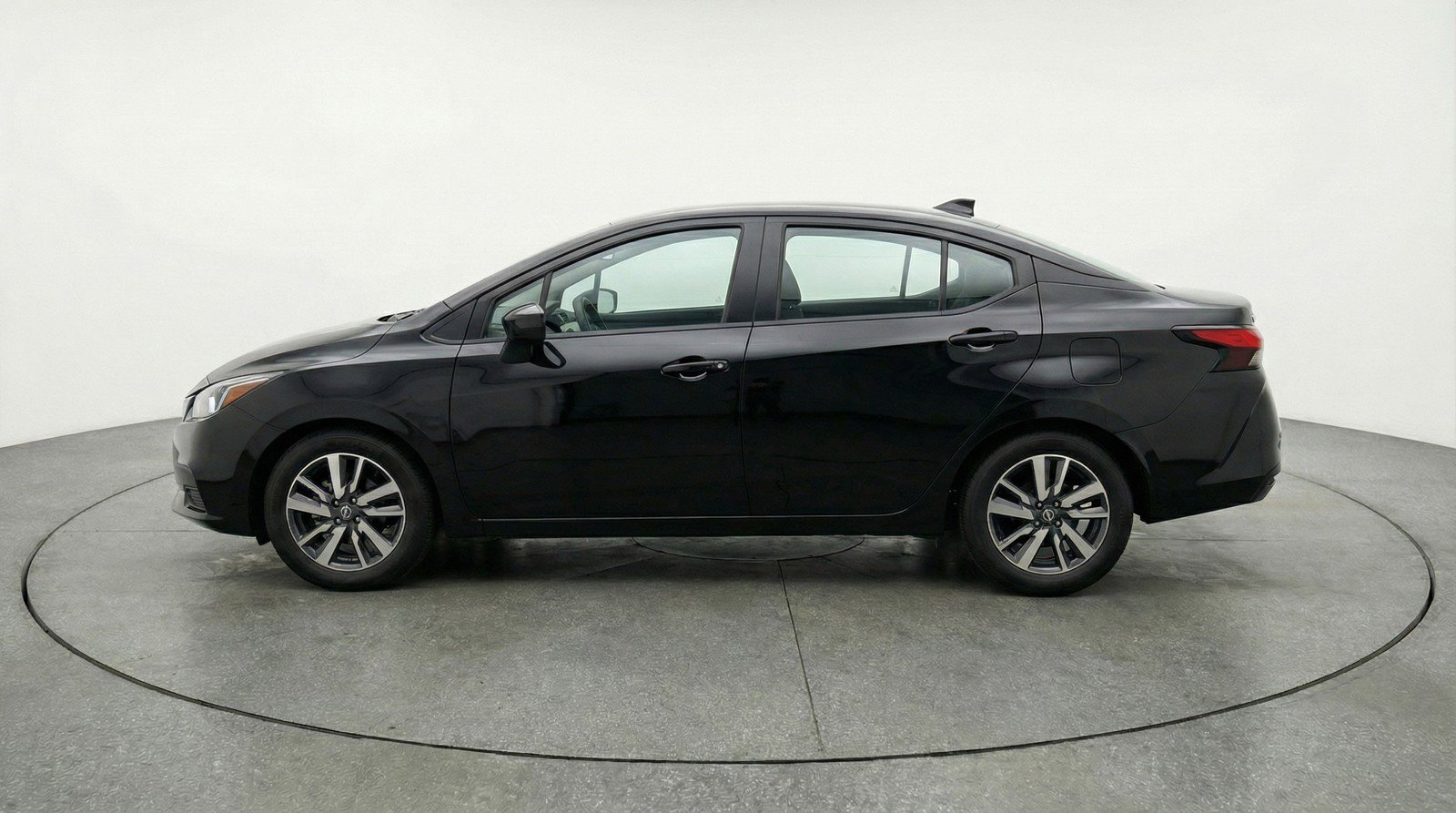 Used 2025 Nissan Versa SV image 5