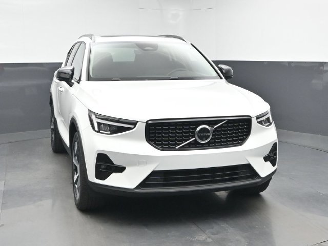 Used 2024 Volvo XC40 B5 Plus AWD/4WD image 2