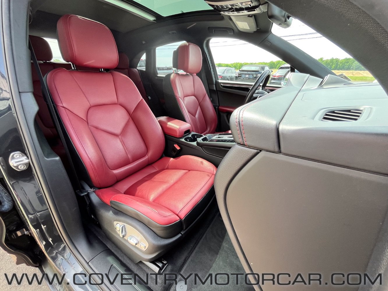 Used 2022 Porsche Macan AWD/4WD image 30