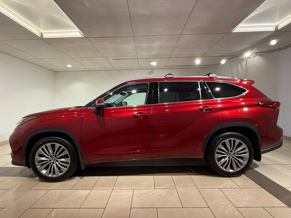 Used 2022 Toyota Highlander Platinum AWD/4WD image 2