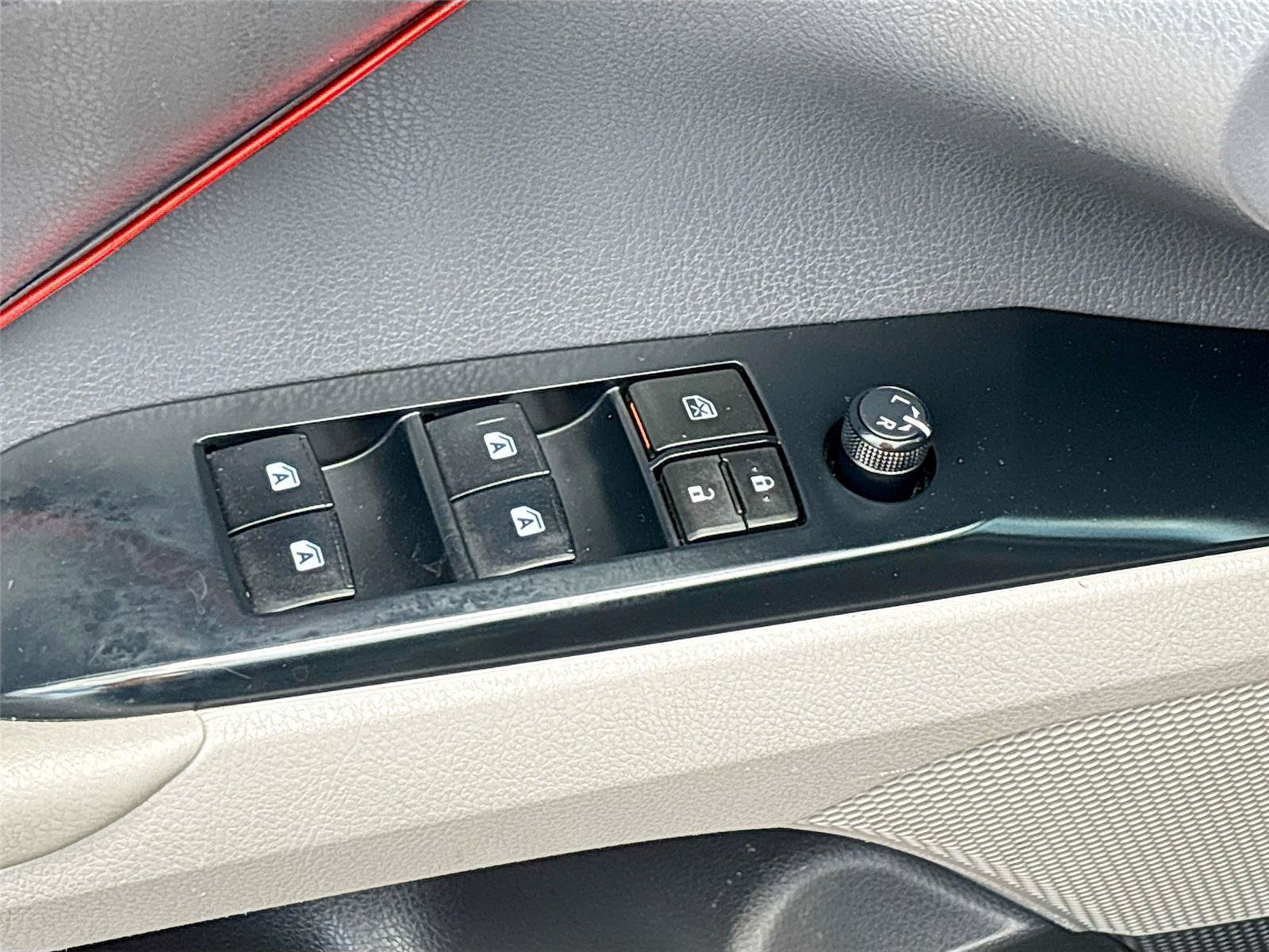 Used 2020 Toyota Camry SE FWD image 17