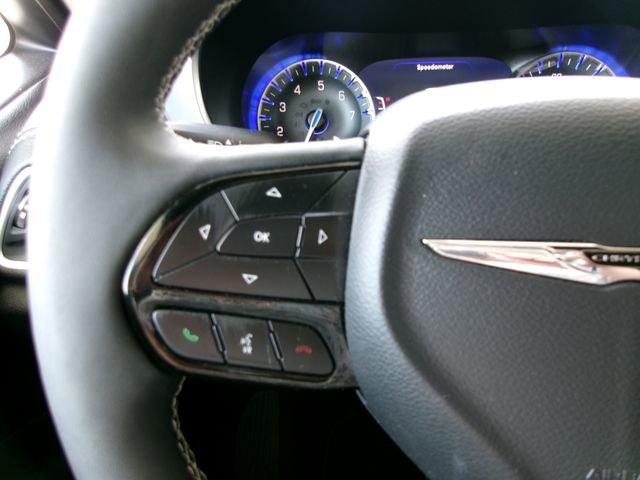 Used 2025 Chrysler Pacifica Limited image 10