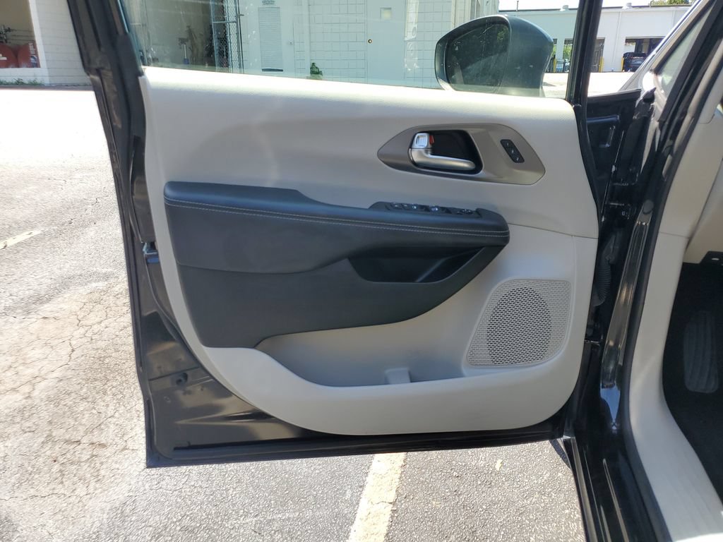 Used 2023 Chrysler Pacifica Touring-L FWD image 31