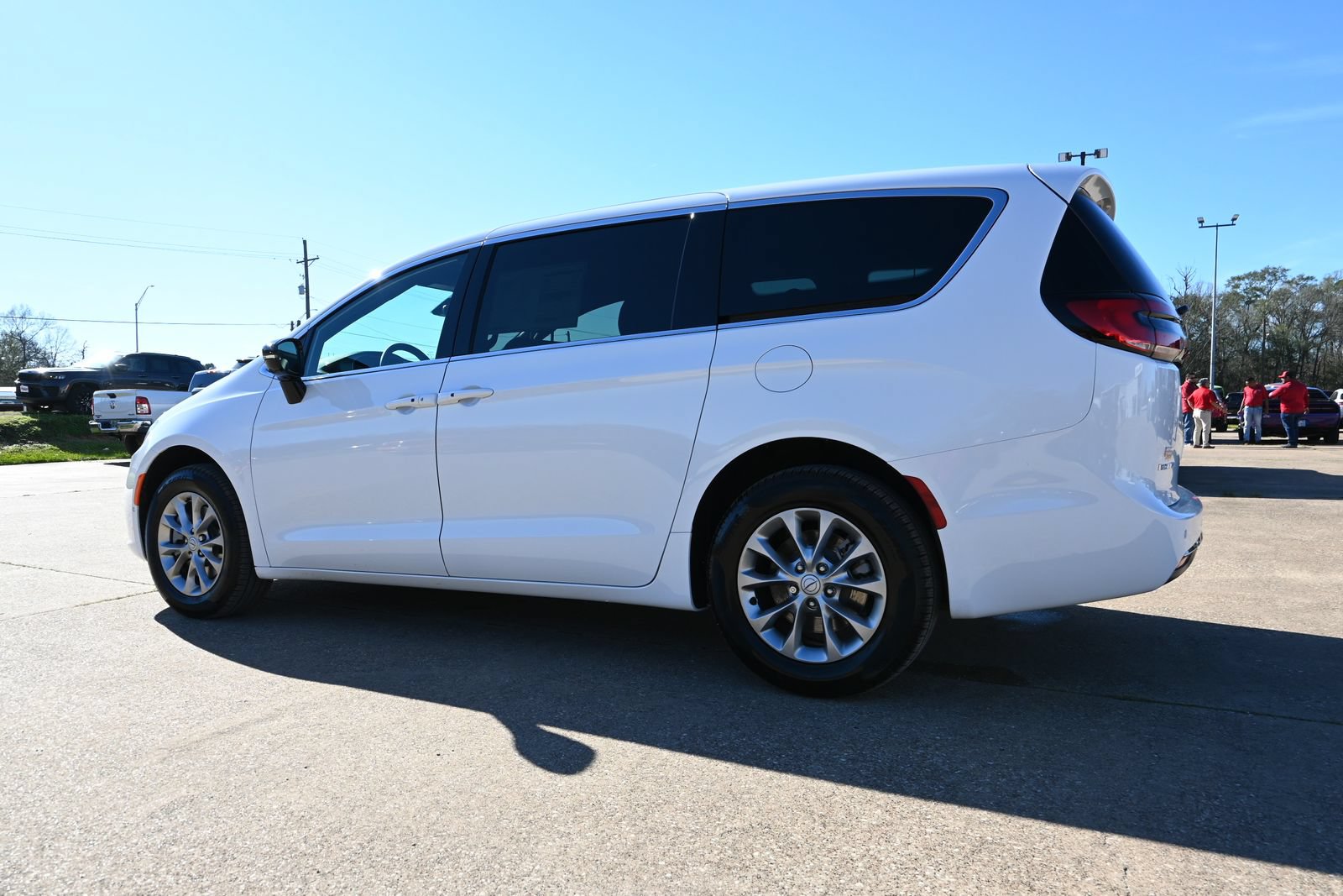 New 2026 Chrysler Pacifica Select AWD/4WD image 2