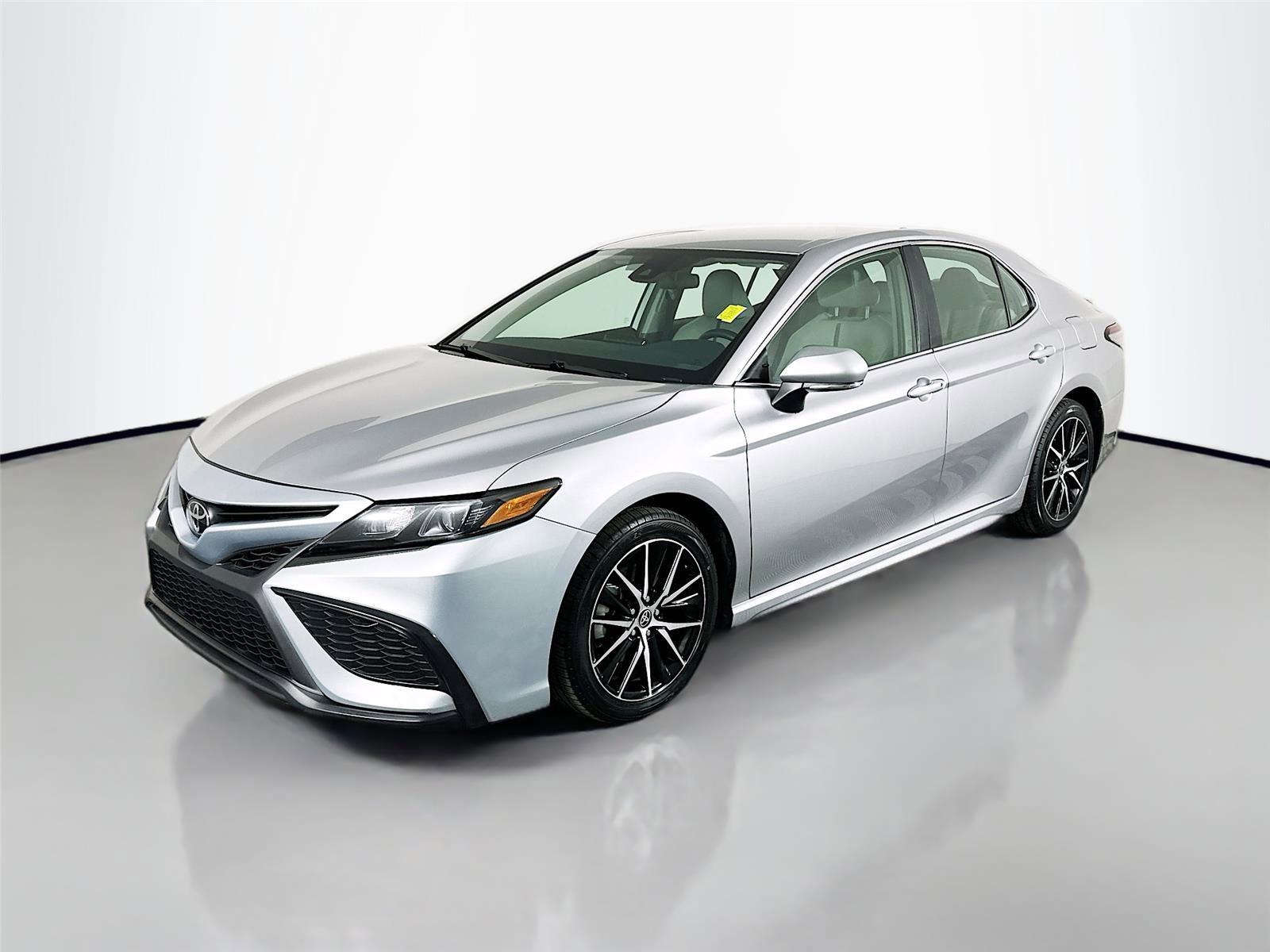 Used 2024 Toyota Camry SE image 3