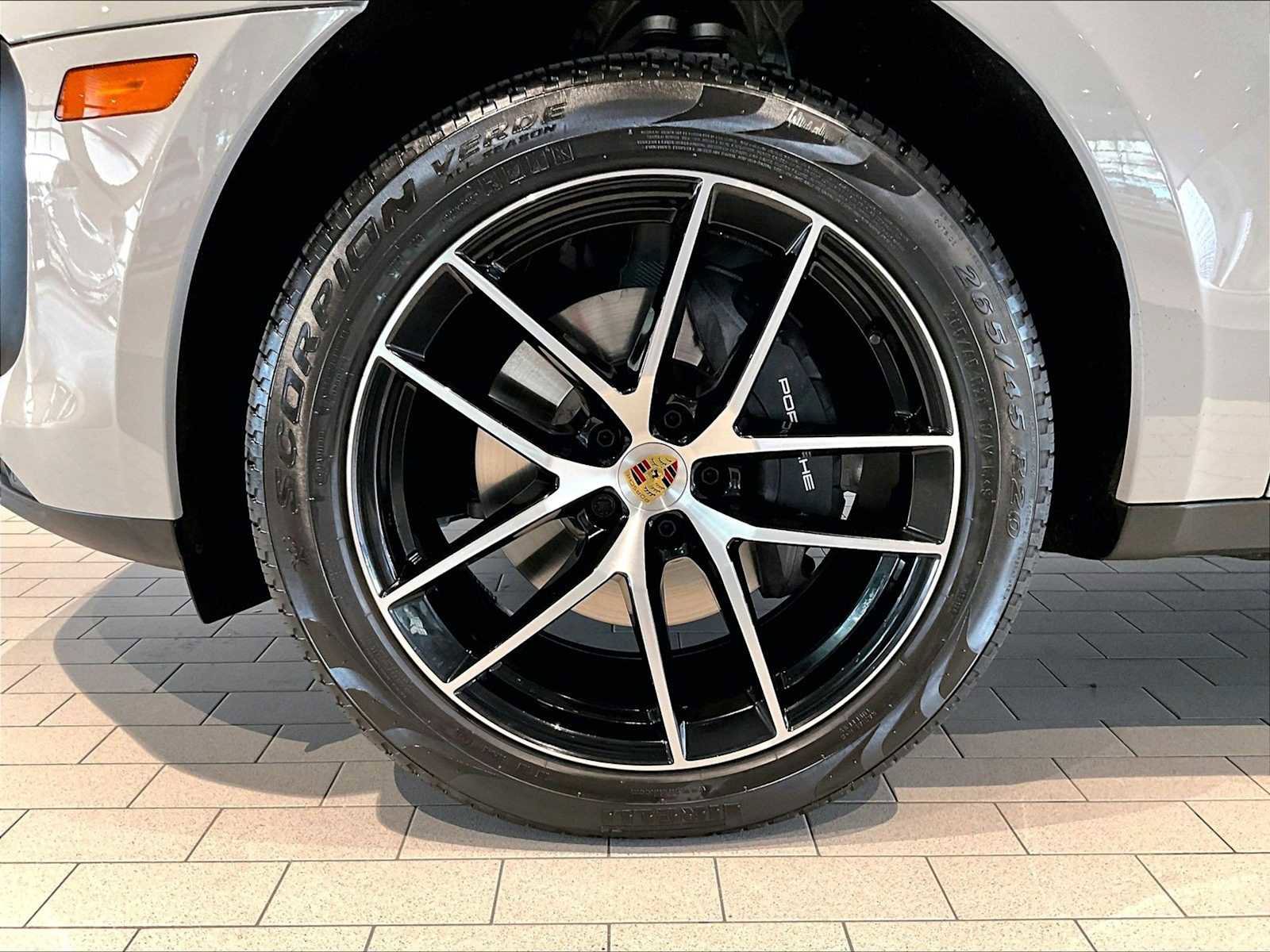 Used 2026 Porsche Macan AWD/4WD image 14