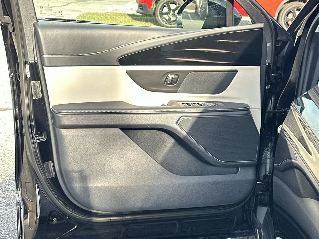 Used 2024 Lincoln Nautilus Reserve image 23