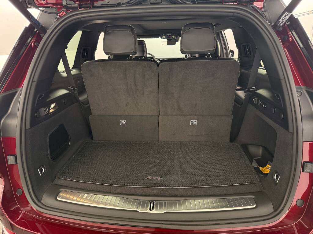 New 2025 Jeep Grand Cherokee L Summit w/ Luxury Tech Group V image 22