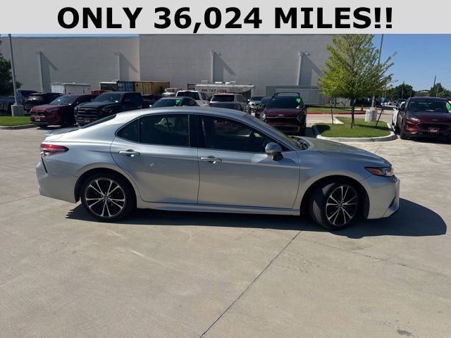 Used 2018 Toyota Camry SE w/ Convenience Package FWD image 2
