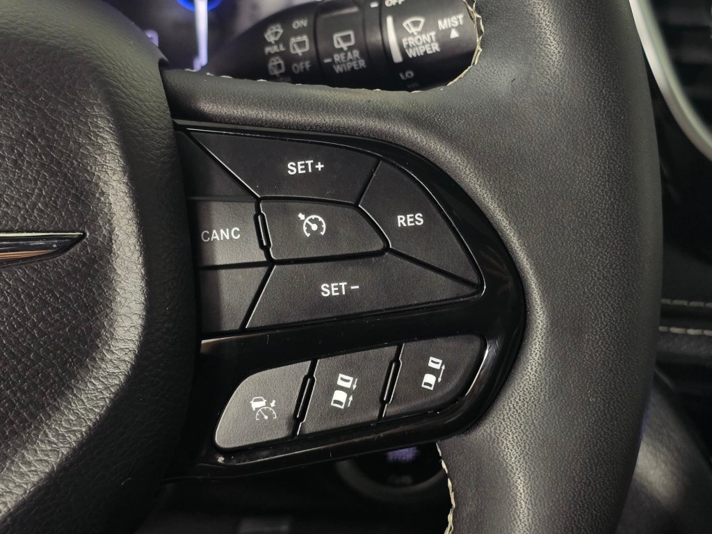Used 2025 Chrysler Pacifica Limited FWD image 21