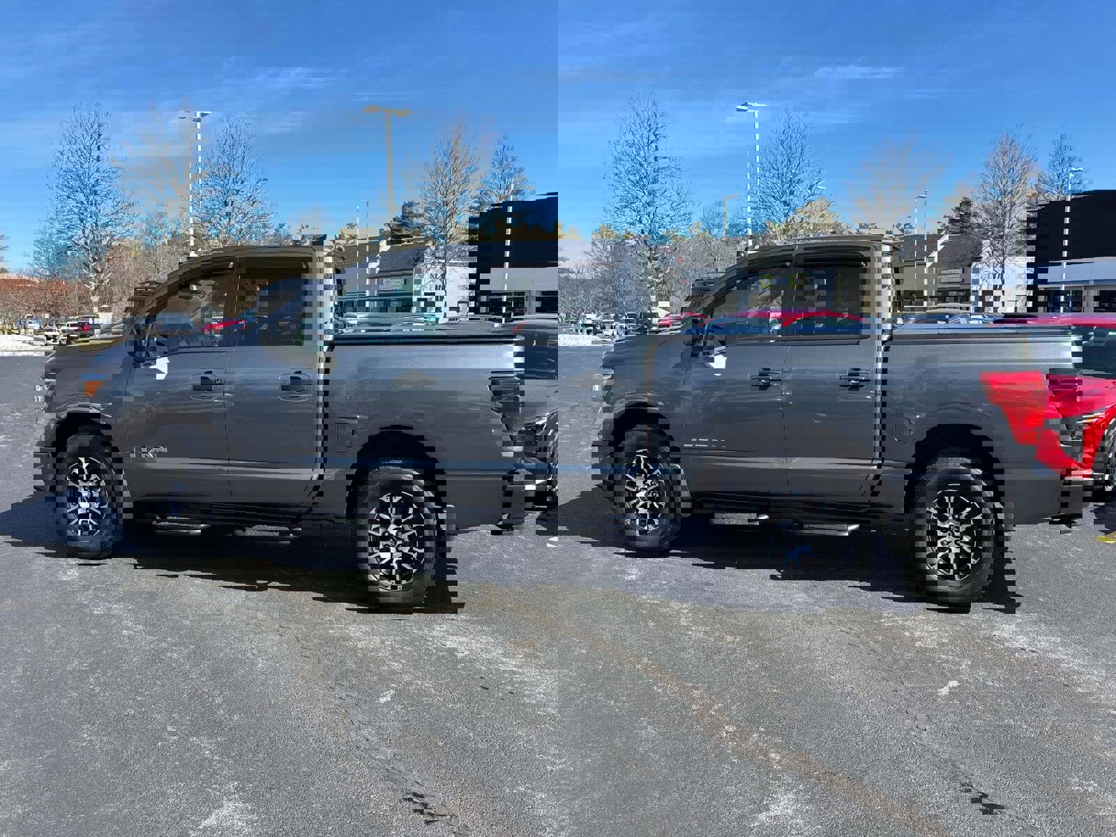 Used 2024 Nissan Titan SV w/ SV Convenience Package image 2