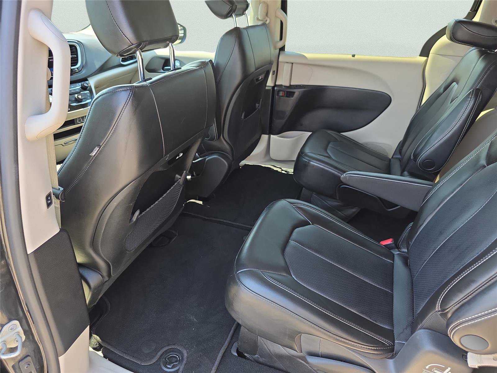 Used 2023 Chrysler Pacifica Touring-L image 29